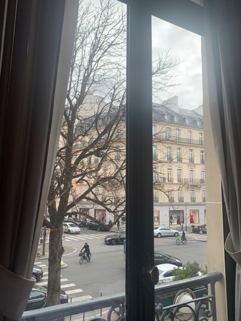 Paris Aesthetic Vintage, Paris Window View, Paris Window, Vintage Old Money, Winter City, French Street, Paris Aesthetic, Street Snap, Paris Photo