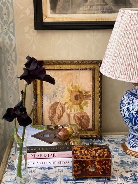 Charlotte Moss Reveals Why She Uses Baby's Breath—and You Should Too – Frederic Magazine Colorful Eclectic Home, Traditional Room Decor, Moss Flowers, Entertaining Garden, Charlotte Moss, Glam Pad, English Decor, Bathroom Decor Luxury, English Cottage Style