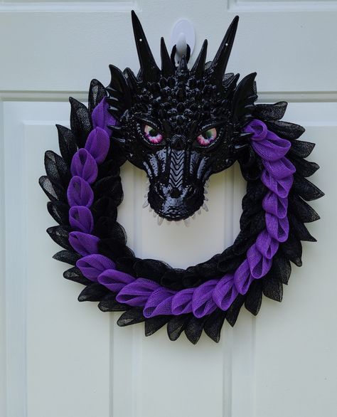 Dragon Wreath, Dragon Crafts, Halloween Wreaths, Halloween Wreath, Projects To Try, Wreath, Holidays, Halloween