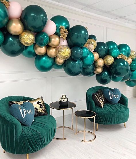 THE EVENT COLLECTIVE ✖️ on Instagram: “Wow this emerald green colour is such a stand out 💚 by @balloons_and_thecity #balloongarland #balloons #emeraldgreenballoons #birthdaysetup…” Birthday Party Decorations Green, Party Decorations Green, Deco Ballon, Corporate Events Decoration, Idee Babyshower, Green Balloon, Birthday Balloon Decorations, Christmas Balloons, Jungle Baby Shower