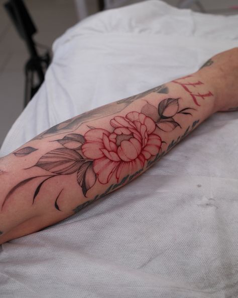 By IG @lorietattoos  Los Angeles tattoo artist DM Instagram to book  #tattoosforwomen #tattooidea #armtattoo #tattooinspiration #finelinetattoo #finelinetattoodesign #finelineartist   Floral fineline tattoo for women. Dainty forearm tattoo. Peony tattoo. Tattoo ideas. Tattoo design with flower. Flower tattoo for women. Red tattoo. Red peony Peony Forearm Tattoo, Dainty Forearm Tattoo, Red Peony Tattoo, Tattoo Peony, Los Angeles Tattoo, Tattoo Red, Peony Tattoo, Fineline Tattoo, Red Tattoo