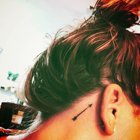 Arrow Behind Ear Tattoo, Arrow Tattoo Behind Ear, Arrow Neck Tattoo, Small Arrow Tattoos, Cousin Tattoos, Behind Ear Tattoos, Sagittarius Tattoo, Ear Tattoos, Marvel Dr