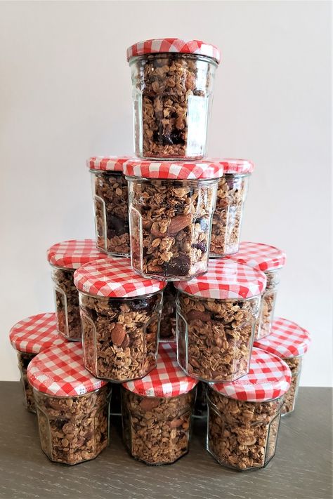 Easy homemade granola recipe. #granola #breakfast #recipe Granola Box Packaging, Granola Packaging Ideas, Granola Business, Brownies Packaging, Breakfast Jars, Best Homemade Granola, Granola Gift, Small Jam Jars, Make Granola