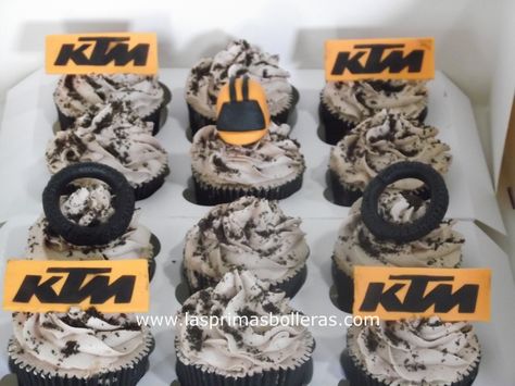 Cupcakes KTM Ktm Birthday Party, Dirtbike Cupcake, Dirt Bike Cupcakes, Nicholas Party, Dirtbike Birthday Party, Motocross Birthday Party, Bike Birthday Parties, Dirt Bike Party, Bike Birthday