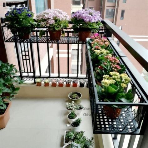 Klein Balkon Decor, Apartment Balcony Garden, Tanaman Pot, Balcony Grill Design, Small Balcony Garden, Terrace Decor, Balcony Flowers, Small Balcony Design, Balkon Design