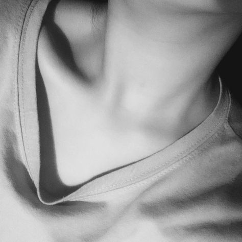 Clavicula Aesthetic, Hickies Neck Girl, Hickies Neck Aesthetic Girl, Clavicle Aesthetic, Clavicle Bone, Hickies Neck, Personality Change, Baby Pink Wallpaper Iphone, Savage Girl