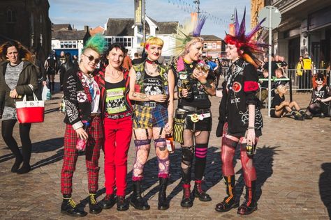 Alternative Outfits Grunge, Riot Grrrl Fashion, 80s Punk Fashion, Chica Punk, Punk Subculture, Punk Girls, 80s Punk, Punk Culture, Crust Punk