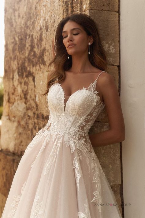 Buy wedding dress Isa from the producer - Anna Sposa Group Buy Wedding Dress, Romantic Look, Dresses Lace, Makeup Pictures, Chantilly Lace, Post Wedding, Wedding Dress Styles, A Train, Wedding Classic