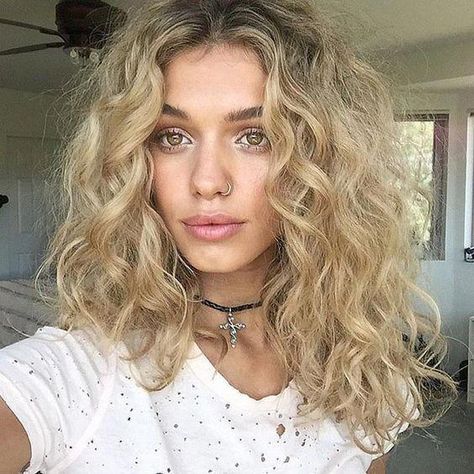 Check out these super stylish haircuts for frizzy hair! #haircutsforcurlyhair Loose Curl Perm, Loose Perm, Perm Curls, Haircuts For Frizzy Hair, Bright Hair Colors, Blonde Curls, Bright Hair, Braids Hair, Bohol