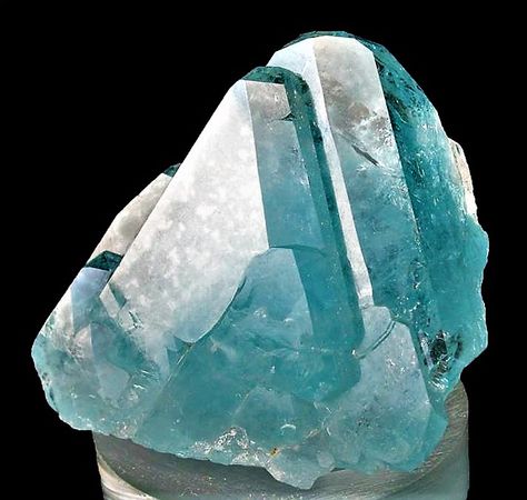 Topaz Aesthetic Gem, Blue Topaz Aesthetic, Topaz Aesthetic, Blue Topaz Crystal, Mineral Formations, Topaz Crystal, Raw Minerals, Blue Topaz Gemstone, Sky Blue Topaz