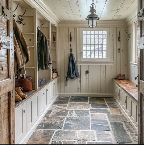 Farmhouse Vestibule, Rustic Mud Room Ideas, Country Mudroom, Large Mudroom, Western House, Hall Entrance, Mudroom Entryway, Cabin Cottage, Mudroom Design