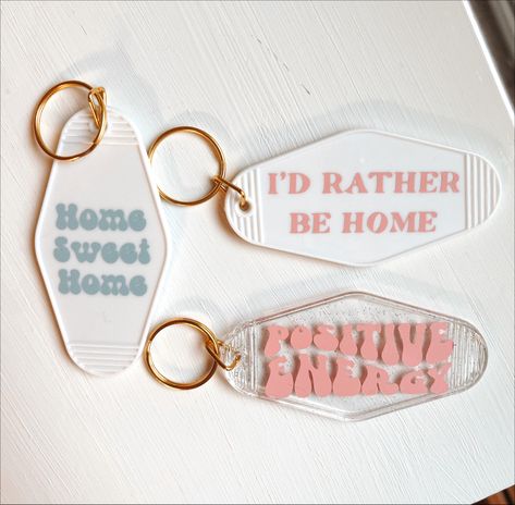 Home sweet home, postive energy & i’d rather be home motel keychains Cricut Keychain Ideas Vinyl, Cricut Keychain Ideas, Silhouette Cameo Projects Vinyl, Home Keychain, Customised Birthday Gifts, Craft Market Display, Motel Keychain, Keychain Ideas, Keychain Craft