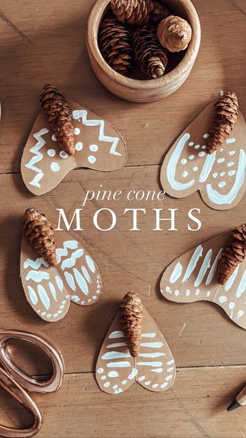 Daniella ☾ Seasonal & Intentional on Instagram: "Pinecone Moths You’ll start to see our home becoming “spookified” with some old favourite halloween decor and some newly created ones, like these pinecone moths. Sweet and simple to create, even for the smallest of hands. What you’ll need: Small coniferous cones (we used small spruce cones) Kraft paper (we used recycled pieces) White acrylic paint Small paint brush Scissors Pencil Hot glue gun Directions: Collect your cones (NOTE: sometime Forest School Craft Ideas, Fall Craft Classroom, Fall Crafts Nature, Montessori Art Projects, Craft With Natural Materials, Useful Kids Crafts, Fall Activities For Kids Elementary School, Outdoor Kid Crafts, Simple Nature Crafts