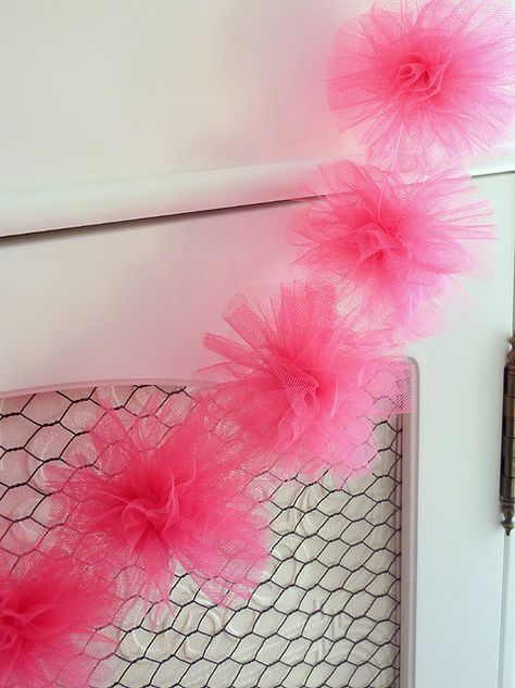 DIY: Tulle Pom Pom Ball...Then just string them on fishing line. Pompon Tulle, Diy Slinger, Tulle Garland, Pompon Diy, Tulle Poms, Tissue Pom Poms, Party Garland, Pom Pom Garland, Girly Tattoos