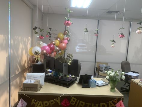 Farewell Decoration Ideas Office, Paper Streamer Ideas, Farewell Decoration Ideas, Office Desk Decoration Ideas, Farewell Decoration, Birthday Decoration Aesthetic, Desk Decoration Ideas, Streamer Ideas, Farewell Decorations