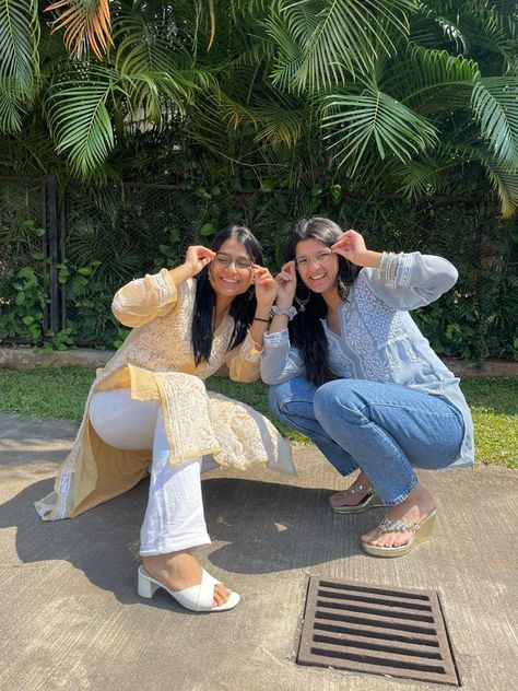 Bff Poses Photo Ideas Traditional, Traditional Duo Poses, Kurti Poses With Friends, Sisters Photoshoot Poses, Bff Poses, Dream Photography, Best Friend Poses, Bff Photoshoot Poses, Desi Aesthetic