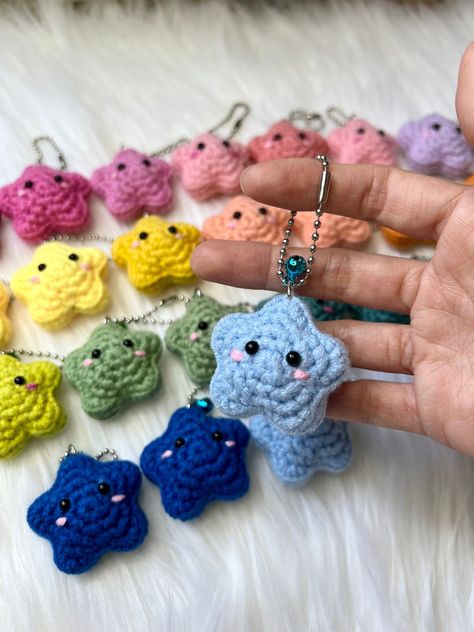 This adorable crochet star keychain is the perfect gift for any child or adult who loves plush toys. It's made with soft, high-quality yarn and features a cute embroidered face. The keychain is also durable and long-lasting, so it will provide years of.#crochetkeychain #handmadegifts #DIYkeychain #crochetlove #keychainaddict Crochet Mini Figures, Cute Amigurumi Keychain, Kawaii Crochet Keychain, Useful Keychain, Crochet Plush Keychain, Crochet Food Keychain, Small Crochet Keychain, Cute Crochet Keychains, Keychains For Backpacks