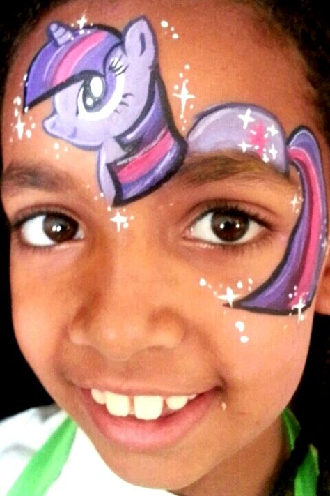 Twilight Sparkle MLP face painting! Superhero Face Painting, Face Painting Unicorn, Face Painting Tips, Professional Face Paint, Girl Face Painting, Kids Face Paint, My Little Pony Party, Unicorn Makeup, Painted Pony