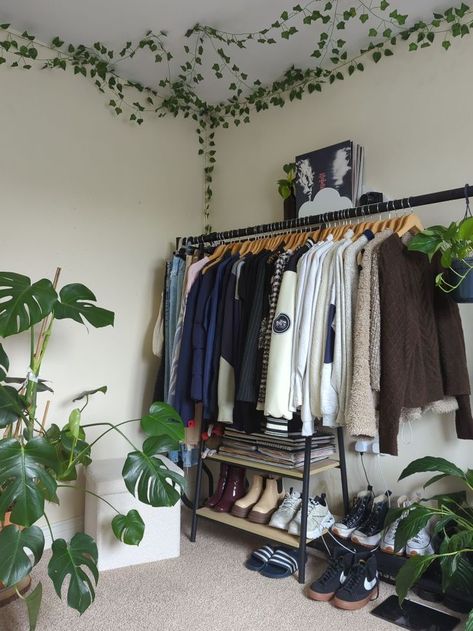 Diy Room Aesthetic, Aesthetic Room Decor Diy, Neville Longbottom Aesthetic, Room Aesthetic Ideas, Plant Bedroom, Aesthetic Harry Potter, Clothing Rack Bedroom, Mens Bedroom Decor, Room Decoration Aesthetic