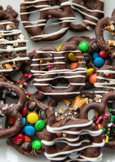 assortment of chocolate covered pretzels Chocolate Covered Pretzels Using Chocolate Chips, Easy Shareable Desserts, Pretzel Business, Shareable Desserts, Holiday Pretzels, Chocolate Covered Pretzels Recipe, Pretzels Chocolate, Salty Sweet Snacks, White Chocolate Bark