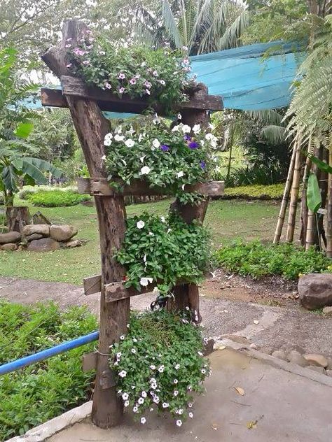 Garden Ladder Ideas, Garden Ladder, Floating Candle, Aesthetic Garden, Centerpieces Wedding, Garden Aesthetic, Diy Backyard Landscaping, Garden Yard Ideas, Diy Garden Projects