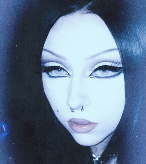 Goth Makeup For Blue Eyes, 60s Goth Makeup, Goth Work Makeup, Goth Makeup Asian, Goth Inspired Makeup, Fun Goth Makeup, Gothic Graphic Eyeliner, Y2k Goth Makeup, Big Eyeliner Looks