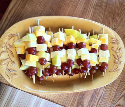 Easy vegetarian appetizer: Thread cheese cubes, grapes and apple chunks onto food skewers and serve in a pretty bowl. Grape Cheese Skewers, Fruit And Cheese Hors D'oeuvres, Grape And Cheese Skewers, Cheese Cubes Appetizers, Heart Appetizers, Cheese Kabobs, Cheap Snacks, Vegetarian Appetizers Easy, Food Skewers