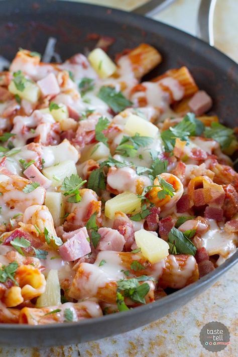 Keep dishes to a minimum with this easy one pan pasta with the flavors of a Hawaiian pizza - ham, bacon, pineapple and gooey cheese. Hawaiian Pasta, Bacon Pineapple, Pan Pasta, One Pan Pasta, Leftover Ham Recipes, The Whoot, Munnar, Gooey Cheese, One Pot Pasta