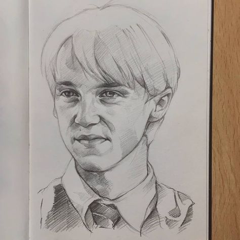 Anaïs González shared a post on Instagram: “I had to draw Draco after watching @juliex.32 drawing, so inspiring🐍✨ //@t22felton ~ ~ ~…” • Follow their account to see 391 posts. Draco Malfoy Drawing Pencil Easy, Harry Potter Drawing Ideas Sketches, Draco Malfoy Art, Harry Potter Drawing Ideas, Harry Potter Drawing, Harry Potter Sketch, Fruit Art Drawings, Harry Potter Art Drawings, Harry Potter Painting