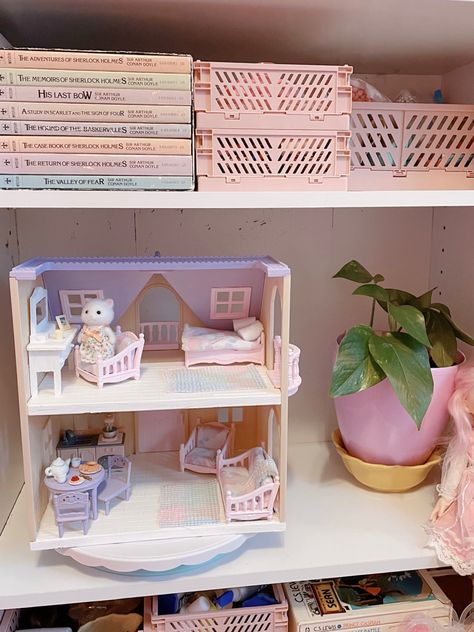 Sylvanian Storage Ideas, Dollhouse Building Plans, Calico Critters Aesthetic House, Sylvanian Families Storage, Calico Critters Storage, Calico Critters Storage Ideas, Calico Critter House, Sylvanian Families House, Vibey Room