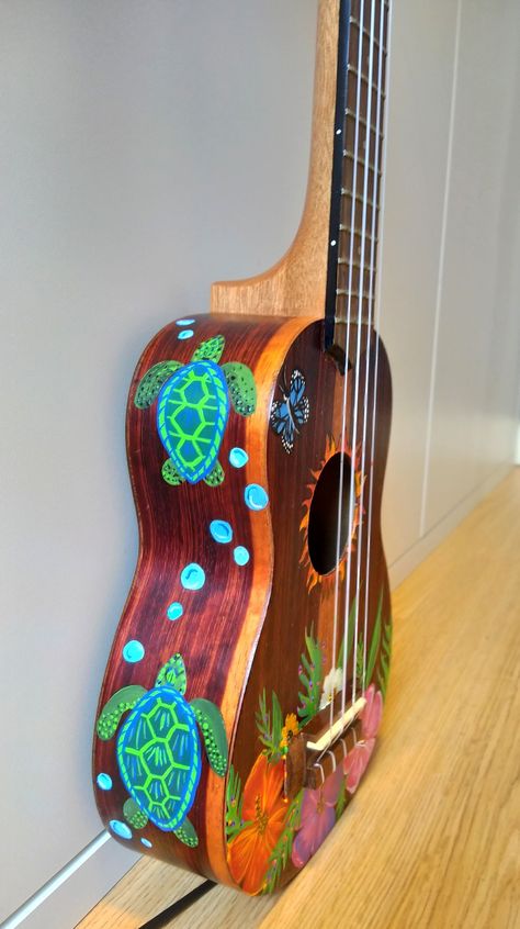 Decorating Ukelele, Diy Painted Guitar, Paint Guitar Ideas, Painting Guitar Ideas, Painted Ukelele Ideas, Decorated Ukulele, Painted Guitars Ideas, Ukulele Painting Ideas, Guitar Painting Ideas