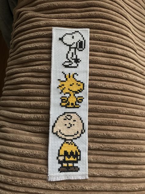 Cross Stitch Snoopy, Snoopy Cross Stitch, Cross Stitch Necklace, Stitch Character, Cross Stitch Books, Disney Cross Stitch, Cross Stitch Bookmarks, Cross Stitch Cards, Diy Cross Stitch