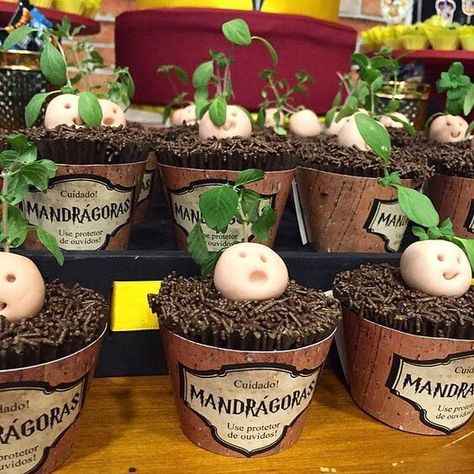 These Harry Potter mandrake cupcakes are cute and tasty. They may bite back! Harry Potter Motto Party, Harry Potter Mandrake, Harry Potter Weihnachten, Baby Harry Potter, Hogwarts Party, Harry Potter Halloween Party, Cumpleaños Harry Potter, Stile Harry Potter, Harry Potter Bday