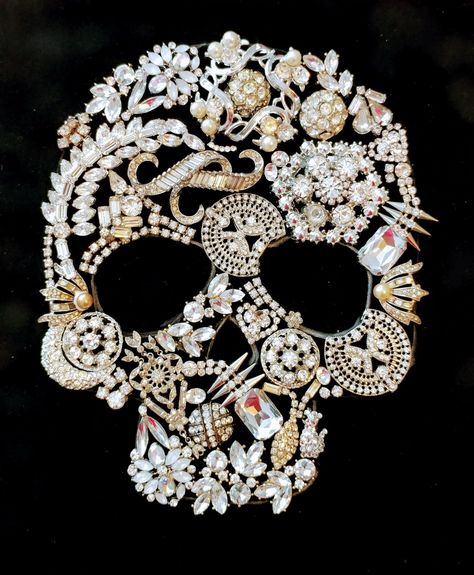 Vintage Jewelry Skull, Jeweled Skull Diy, Crafting With Beads, Halloween Jewelry Art, Pictures Made From Old Jewelry, Repurpose Jewelry Ideas, Jewelry Art Ideas, Jeweled Skull, Decorated Skulls