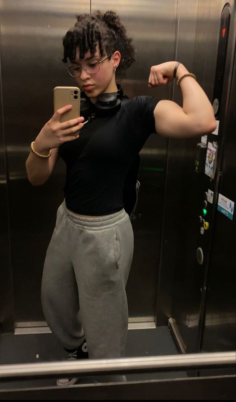 Muscular Lesbian Style, Gym Fits Masc Women, Buff Women Outfits, Masc Lesbian Gym, Buff Masc Women, Goth Muscle Mommy, Buff Black Woman, Masc Gym Outfits, Masc Women Outfits