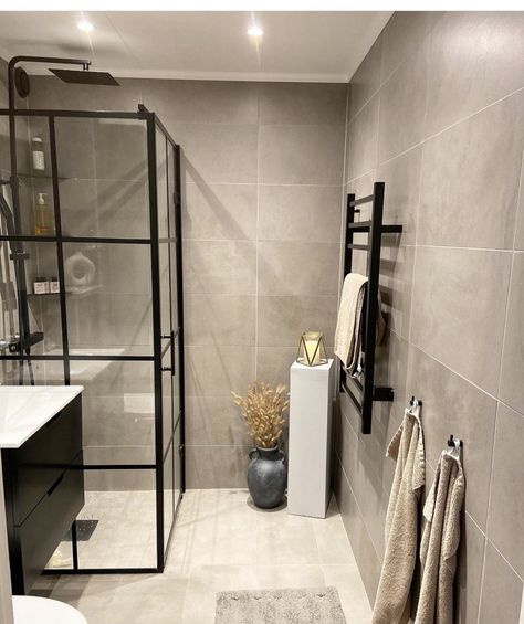 Greige And Black Bathroom, Beige Gray Bathroom, Black And Beige Bathroom, Beige And Gray Bathroom, Greige Bathroom, Monochrome Bathroom, Bathroom Design Styles, Bathroom Decor Luxury, Aesthetic Bathroom