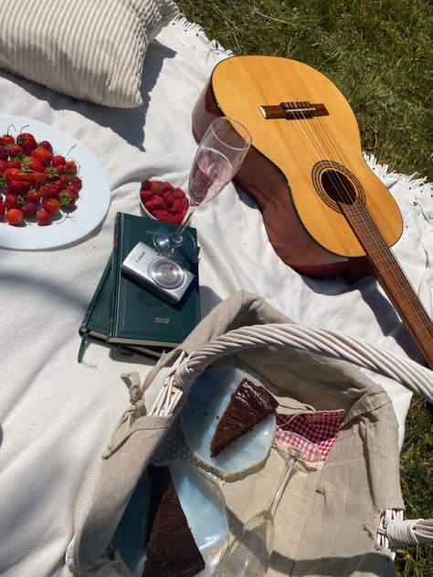 Cottagecore Date Ideas, Caitlyn Aesthetic Core, Caitlyn Core Aesthetic, Cottagecore Guitar, Guitar Picnic, Music Aesthetic Guitar, Payton Core, Cottagecore Music, Caitlyn Core