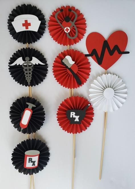 Nurses Day Decoration Ideas, Doctors Day Decoration Ideas, Nurse Graduation Cap Designs, Medical Themed Parties, Human Body Science Projects, Stall Decorations, Medical School Graduation Gift, Freshers Party, Nursing School Graduation Party