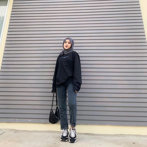 Ootd Crewneck, Black Sweatshirt Outfit, Bruh Girl, Ootd Sweater, Casual Korean Style, Outfits Muslim, Outfit Hijab Casual, Ootd Hijab Casual, Hijab Fashion Summer