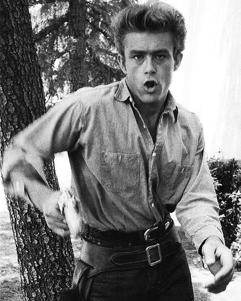 James Dean Pictures, Vintage Friendship, Jim Stark, James Dean Photos, Jimmy Dean, Photo Portraits, Hooray For Hollywood, James Dean, Hollywood Legends