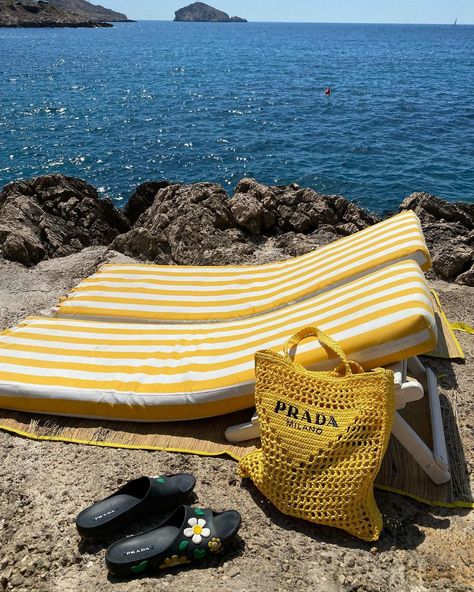 This Prada Bag Was Officially Named The Most Popular Bag Of The Year - Grazia Middle East Prada Raffia Tote Bag, Beach Bag Aesthetic, Prada Summer, Prada Raffia, Raffia Tote Bag, Aloha Collection, Aesthetic Italy, Summer Beach Bag, Bag Y2k