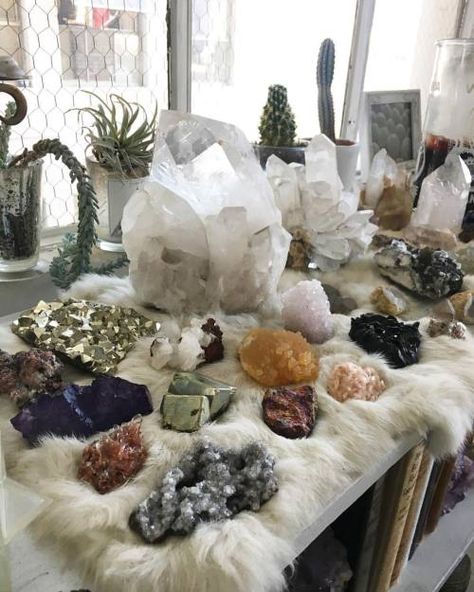 Deco Zen, Crystal Room, Crystal Vibes, Crystal Aesthetic, Instagram Family, Pretty Rocks, Crystal Magic, Meditation Space, Meditation Room