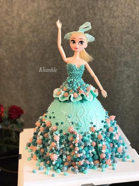 Kue Ulta, Doll Cake Design, Pink Birthday Cake Ideas, Desserts Decoration, Cake Painting Tutorial, Frozen Doll Cake, Themed Cake Ideas, Barbie Themed Cake, Barcelona Cake