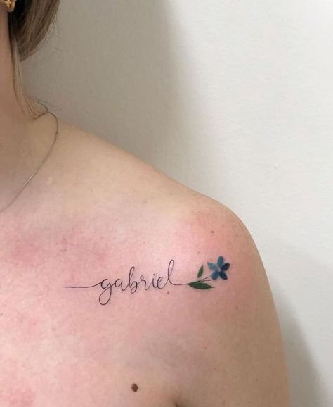 Nombre: Gabriel y flores por LCjunior Tattoo - Tatuajes para Mujeres Small Name Tattoo, Name Tattoo On Hand, Name Tattoos For Moms, Tattoo For Baby Girl, Name Tattoos On Wrist, Small Girly Tattoos, Writing Tattoos, Tattoo For Son, Name Tattoo Designs