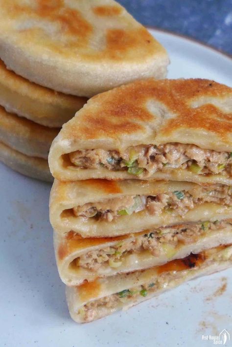 With their juicy filling encased in golden wrappers and pan-fried to perfection, Chinese meat pies are a delightful staple that you simply must try. Chinese Sausage Rolls, Chinese Meat Pie, Fancy Chinese Food, Asian Pastry Recipes, Recipes With Minced Meat, Authentic Chinese Food Recipes, Asian Christmas Food, Fun Meals To Make, Meat Buns Recipe