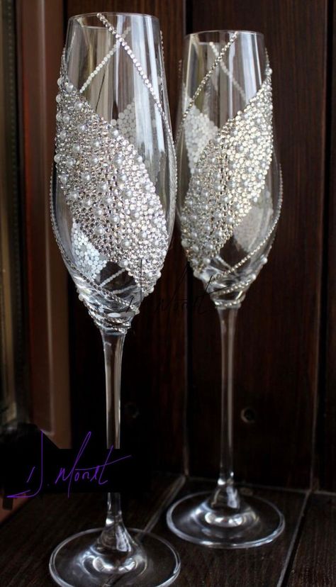 Bridal Wine Glasses, Candle Light Decor, Flowers Arrangements Ideas, Glass Decor Ideas, Bride And Groom Glasses, Glamour Decor, Wedding Wine Glasses, Diy Wine Glasses, Wedding Champagne Glasses