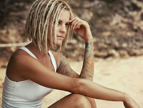 @sonya_emmerson Half Dreads, White Girl Dreads, Dreads Short Hair, Partial Dreads, Short Dreadlocks Styles, Dreadlocks Girl, Blonde Dreadlocks, Short Dreads, Blonde Dreads