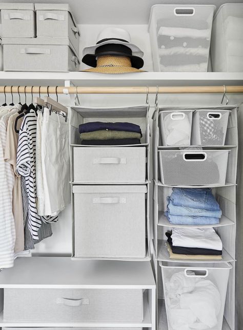 Just because you're a renter doesn't mean you can't tame the chaos in your closet. #Roundup, #closet, #apartment, #Renter, #rental, #renter-friendly, #organization, #clothing, #storage, #cleaning, #featured, #How-To, #DIY Organized Ideas, Apartment Closet Organization, Ideas Armario, Small Closet Organization Bedroom, Organiser Son Dressing, Closet Small Bedroom, Organized Closet, Organization Closet, Closet Hacks