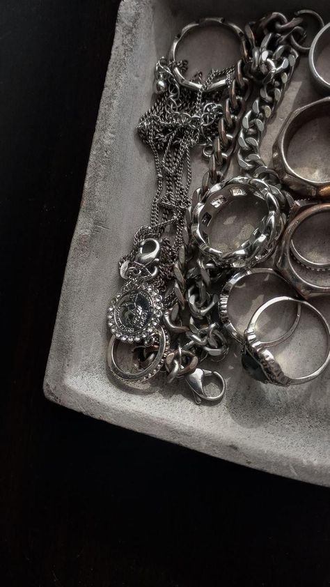 Chains, grunge accessories, rings, silver chains silver rings, rickowens Silver Jewellery Grunge, Dark Silver Jewelry Aesthetic, Bulky Silver Jewelry, Grunge Silver Jewelry, Grunge Rings, Dark Silver Jewelry, Silver Jewelry Aesthetic, Grunge Ring, Hasan Piker