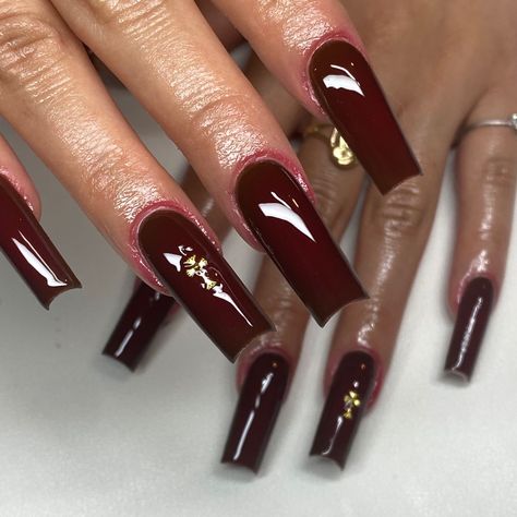 Nail inspo, nail, aesthetic, red, coffin nails, nails, nail tech, red nails inspo, charms, dark red, gold charms, long nails. Wine Nails Acrylic, Brown Aura Nails, Lana Del Rey Nails, Brown Aura, Cherry Wine Nails, Vampy Nails, Long Red Nails, Red And Gold Nails, Pop Art Nails